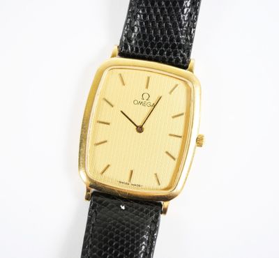 une image d'un gros plan d'une montre-bracelet sur une surface blanche