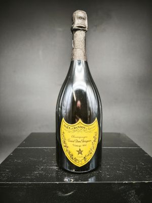 une bouteille de champagne posée sur une table noire
