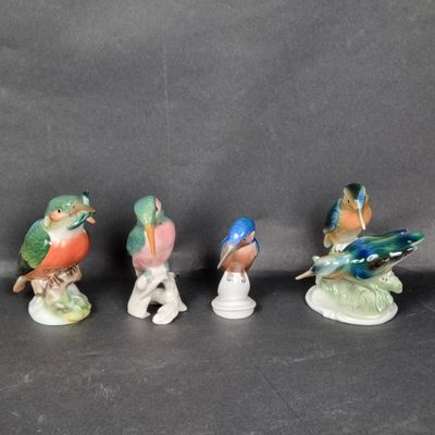 Lot de 4 sujets en porcelaine et faïence polychrome représen…
