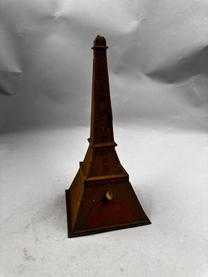 une petite horloge en bois posée sur un support, sur une surface blanche