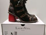 la boîte est ouverte et laisse apparaître une paire de bottes noires