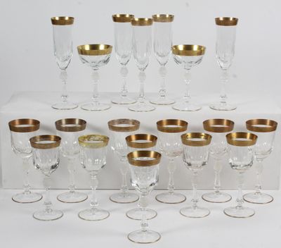 LOT DE DIX-NEUF VERRES en cristal blanc et frise de feuillag…