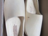une boîte contenant une paire de chaussures blanches