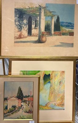 de nombreux tableaux exposés sur une étagère dans une pièce