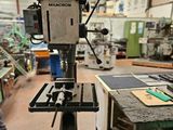 une machine placée au milieu d'une pièce
