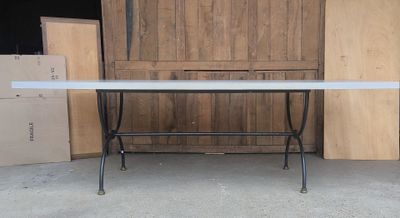 une table posée devant des cartons