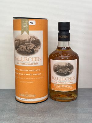 une image montrant une bouteille de whisky posée à côté d'un bidon