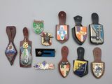 de nombreux insignes accrochés au mur d'une pièce