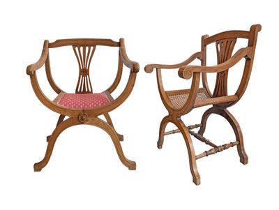 Suite de deux fauteuils curules en bois mouluré et sculpté, …