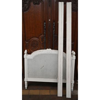 LIT DE STYLE LOUIS XVI sur fond de cannage en bois relaqué.