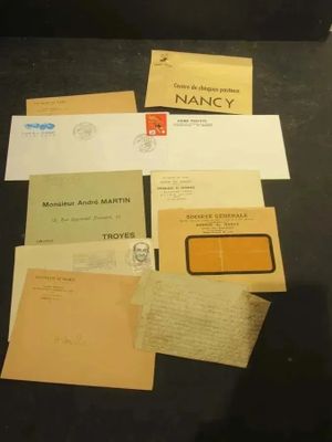 de nombreuses vieilles lettres et enveloppes posées sur une table
