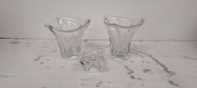 deux vases en verre posés sur une table en marbre