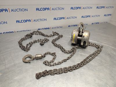 une chaîne fixée à une chaîne de traction