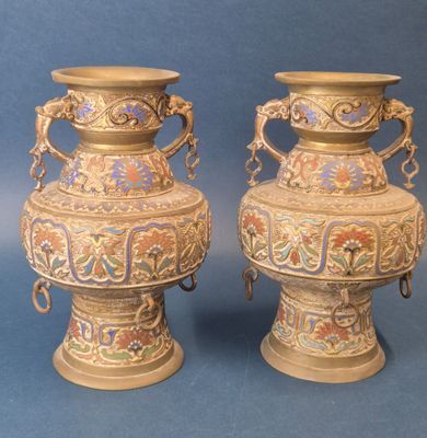 CHINE début du XXe siècle Paire de vases à anses de forme ba…