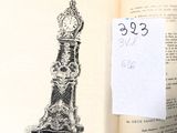 un livre sur lequel est dessiné une horloge