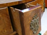 un bureau en bois surmonté d'un tiroir