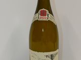 une bouteille de vin posée sur une table
