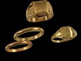 trois bagues en or et une bague ornée d'une croix