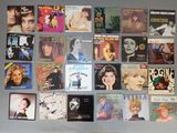 un mur recouvert de pochettes d'albums de toutes sortes