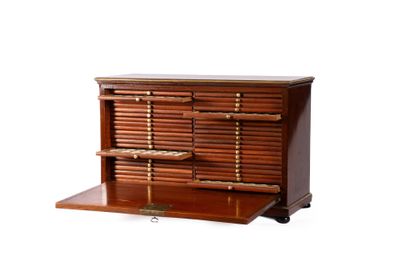 une photo d'une commode en bois