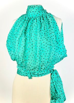 un gros plan sur une écharpe verte portée par un mannequin, un mannequin, un mannequin, un mannequin, un mannequin, un mannequin, un mannequin, un mannequin, un mannequin