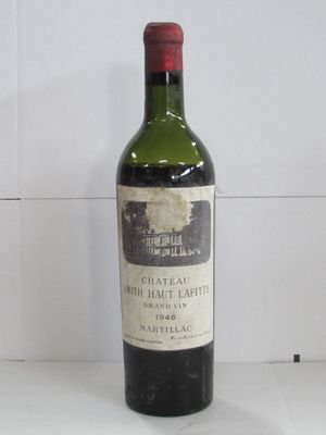 une bouteille de vin posée sur une table