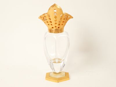 un vase en verre surmonté d'une couronne dorée