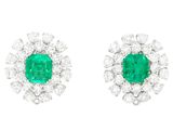 une paire de boucles d'oreilles en émeraude et diamant