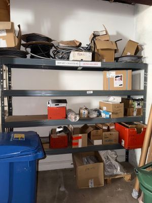 beaucoup de boîtes et de cartons sur les étagères de la pièce