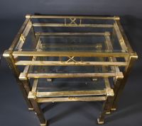 3 tables gigognes en laiton doré à décor géométrique et plat…