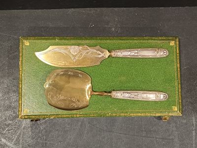 Dans un écrin à la forme : Couvert de service à glace, le ma…