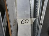une enseigne indiquant « 60 » sur le côté d'un immeuble