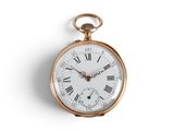 une montre de poche en or avec des chiffres romains