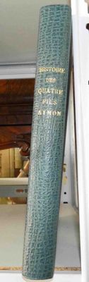 un livre posé sur une étagère d'une bibliothèque
