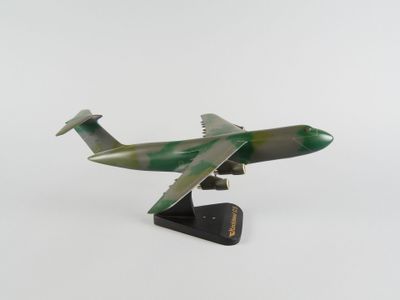 une petite maquette d'avion posée sur une surface blanche