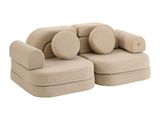 un canapé beige avec des coussins posés dessus