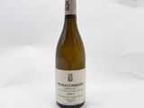 une bouteille de vin posée sur une table