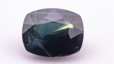 un gros plan d'un diamant noir sur une surface blanche