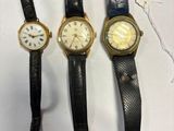 Trois types différents de montres-bracelets sont exposés sur une table