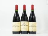 trois bouteilles de vin rouge posées côte à côte sur une table