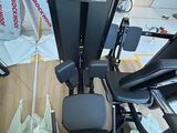 une photo d'un ensemble d'appareils de musculation installés sur un parquet en bois massif
