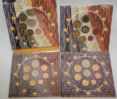 trois cartes représentant différentes représentations de pièces de monnaie, posées sur une table