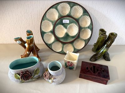 tout un tas de vases différents sur la table