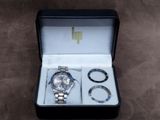 une montre en argent et deux bracelets en argent dans un coffret noir