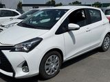 une Toyota Yaris blanche garée sur un parking