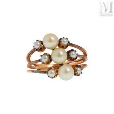 une photo en gros plan d'une bague ornée de perles