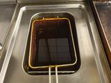 une friteuse équipée d'un panier contenant des aliments