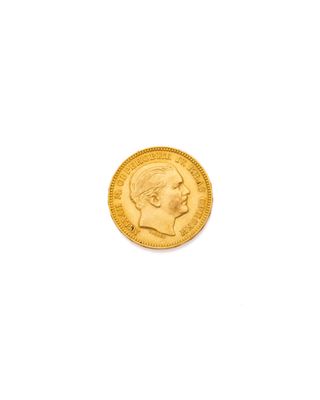 gros plan d'une pièce d'or sur fond blanc