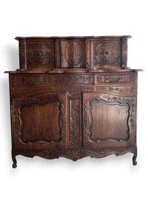 Buffet à glissants en chêne mouluré et sculpté à décor de fl…