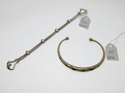 un gros plan d'un bracelet et d'une chaîne posés sur une table